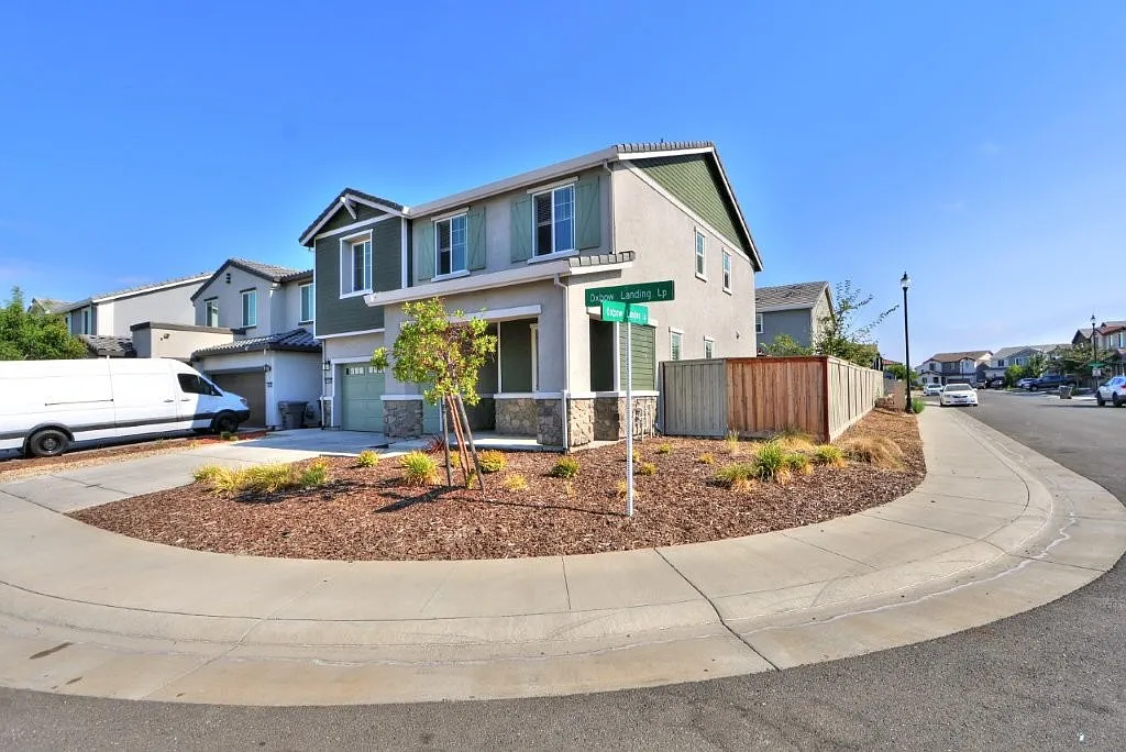 4 bed, 2213 sqft, $3,550 — Photo 1