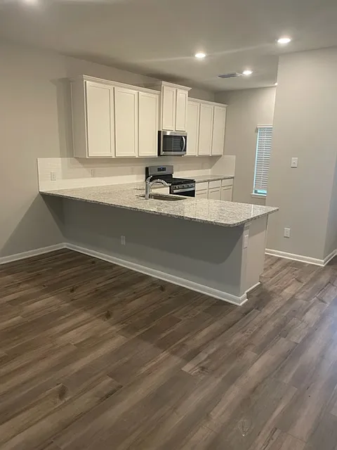 5 bed, 2.5 bath, 2702 sqft, $2,395 — Photo 4