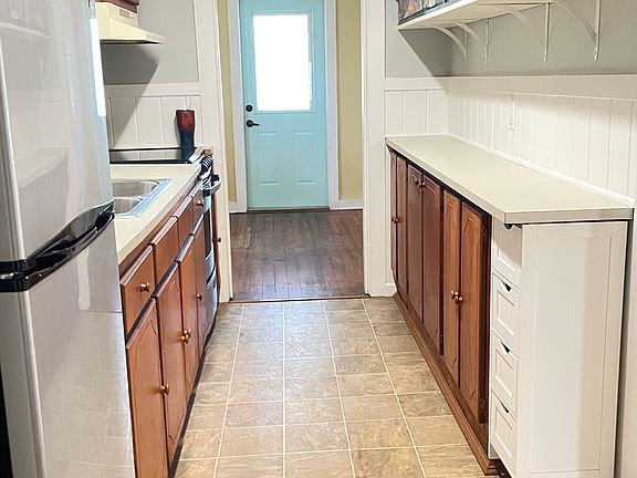 3rd image of 1015 W Romana St