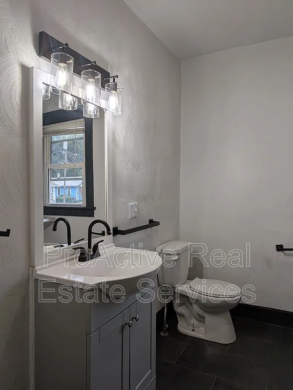 3 bed, 1.0 bath, 1123 sqft, $1,850 — Photo 3