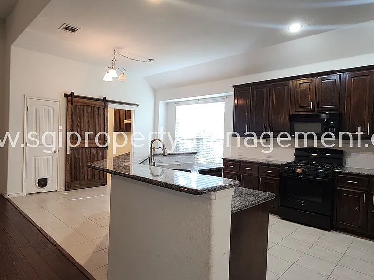 1369 Crescent Cove Dr — Photo 7