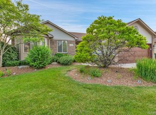 52865 Cross Creek Dr, Chesterfield, MI 48047