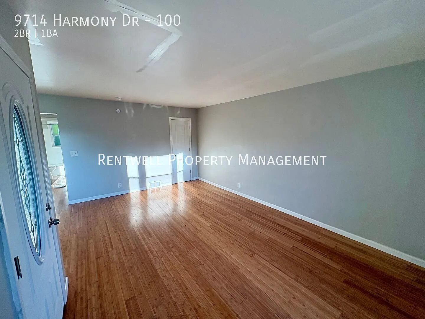 Bright 2-Bedroom Apartment with Off-Street Parking & Shared Yard — Photo 3