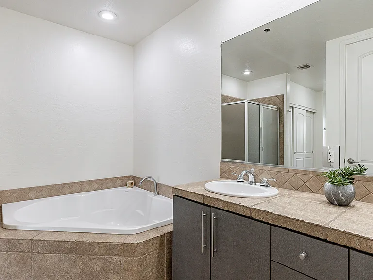 17 W Vernon Ave #11 — Photo 37