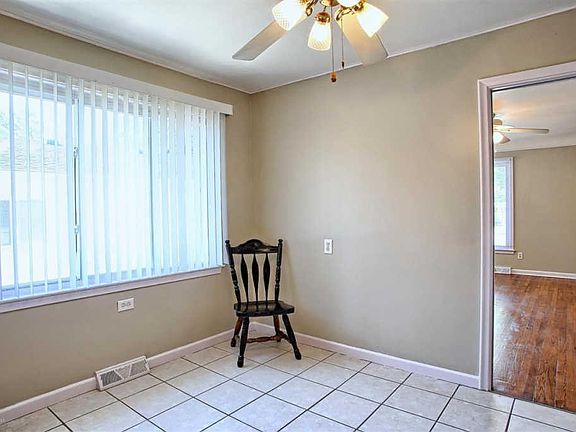 5th image of 28024 Larchmont St