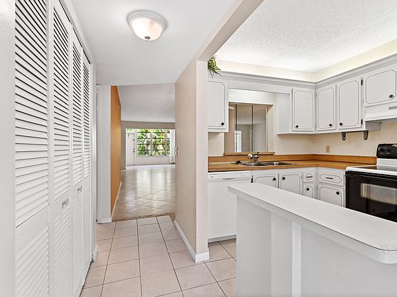 2nd image of 2820 SW 22nd Avenue #215