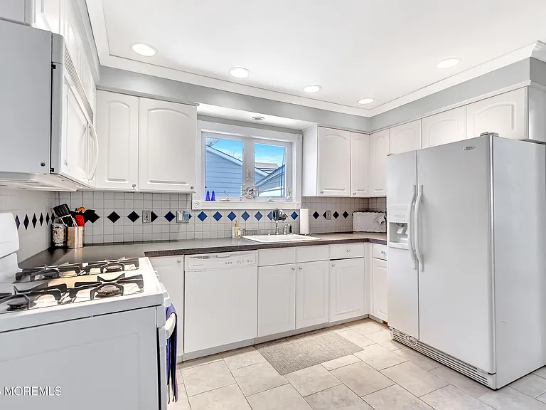 320 Ocean Park Ave — Photo 16