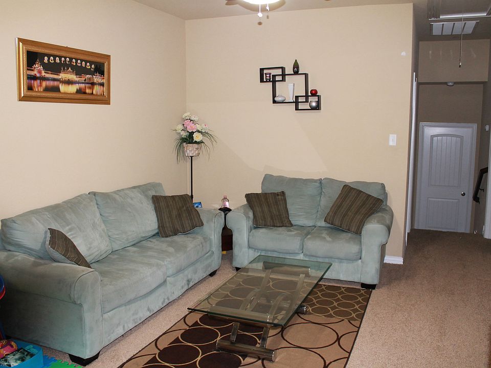Upper Gameroom-Living Rooom