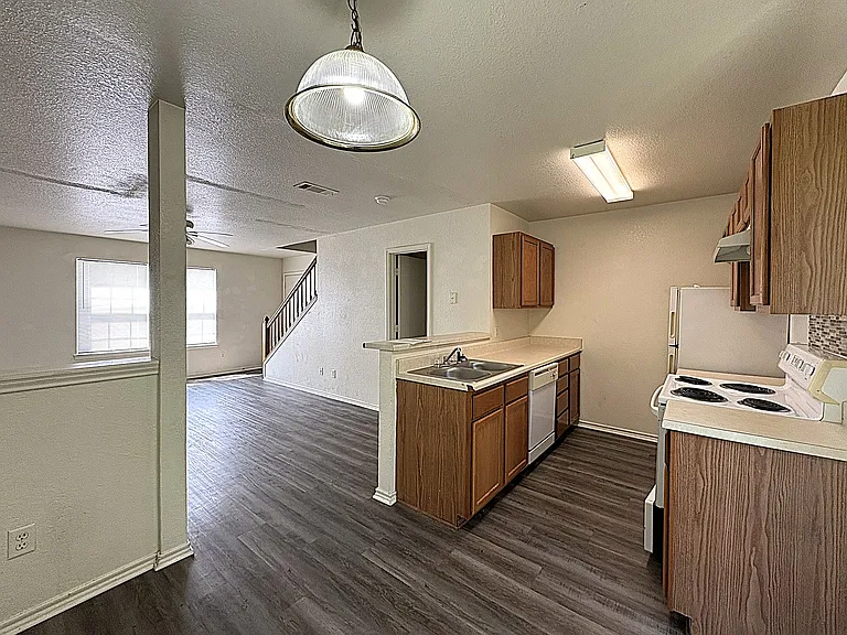 5709 Redstone Dr #D — Photo 3