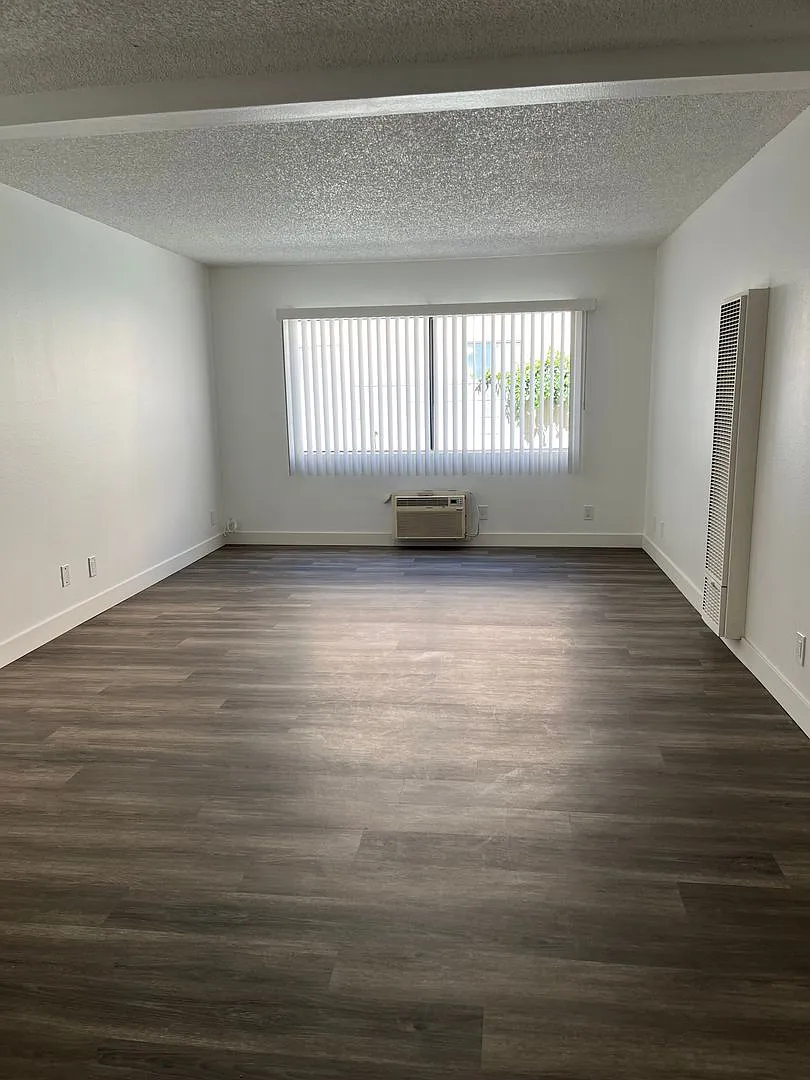 7320 Hazeltine Avenue (5295) — Photo 3