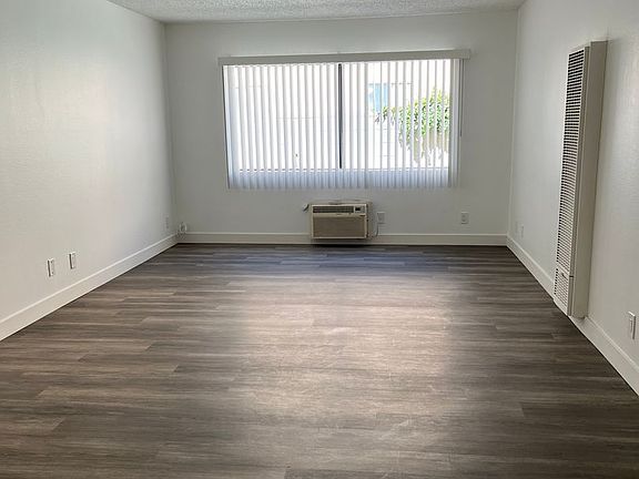 3rd image of 7320 Hazeltine Ave #106