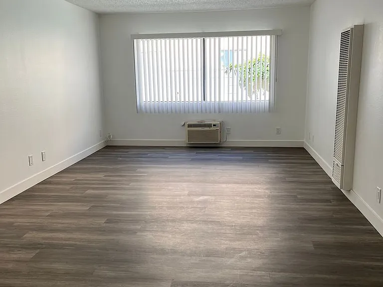 7320 Hazeltine Avenue (5295) — Photo 3
