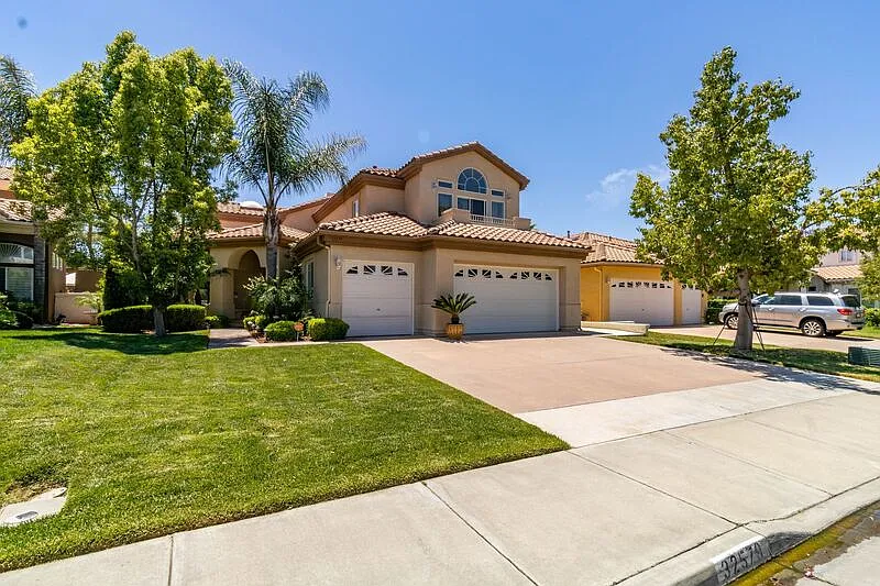 4 bed, 4.0 bath, 3300 sqft, $4,500 — Photo 1