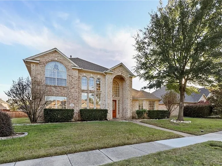1313 Bradbury Dr — Photo 2