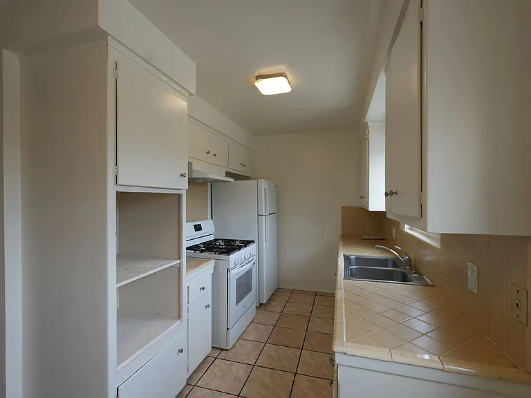 11915 Manor Dr — Photo 6