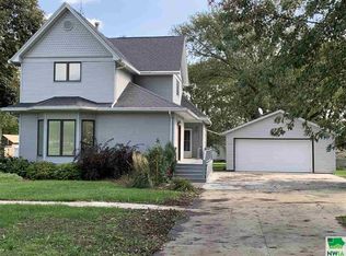 112 S Lubeck St, Holstein, IA 51025