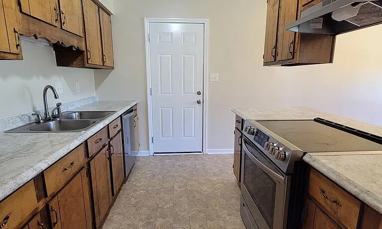 527 Raintree Cir — Photo 8