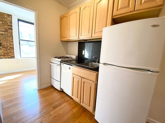 3rd image of 221 E 28th St APT 4B