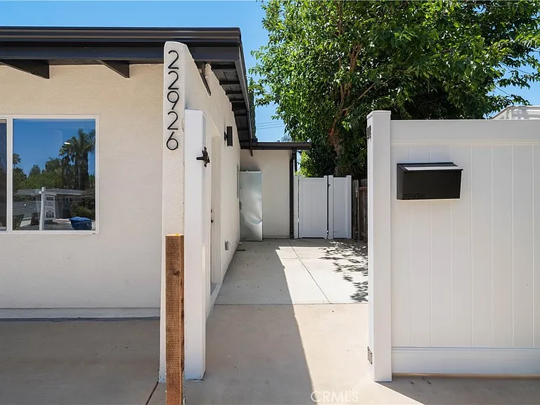 22926 Leadwell St — Photo 3