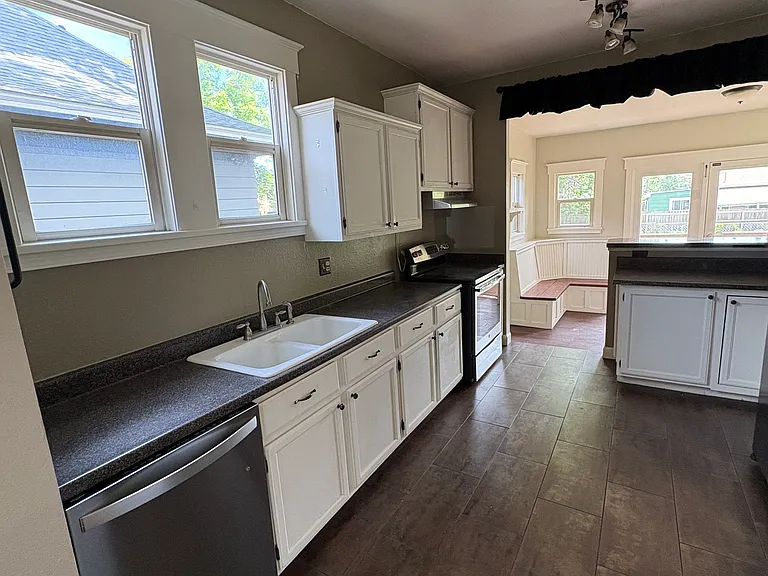 1105 E Platte Ave — Photo 9