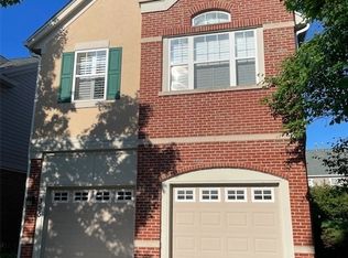 355 N Pine Lake Cir, Vernon Hills, IL 60061