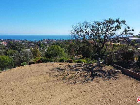 3rd image of 1243 Las Lomas Ave