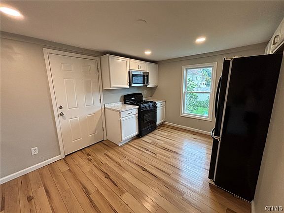 4th image of 211 Ulster St