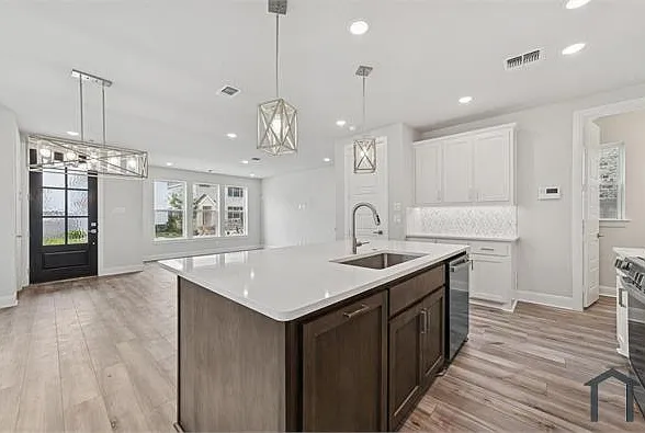 4800 Maxwell Dr — Photo 2