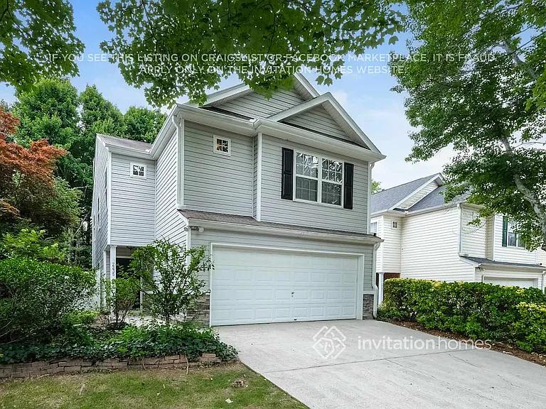 2235 Lexington Ln — Photo 2