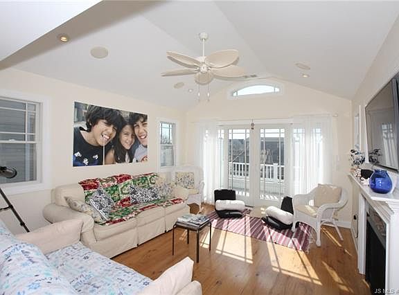 4th image of 29 W Maryland Ave