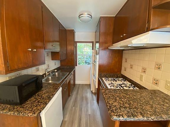 4th image of 1330 S Barrington Ave APT 5