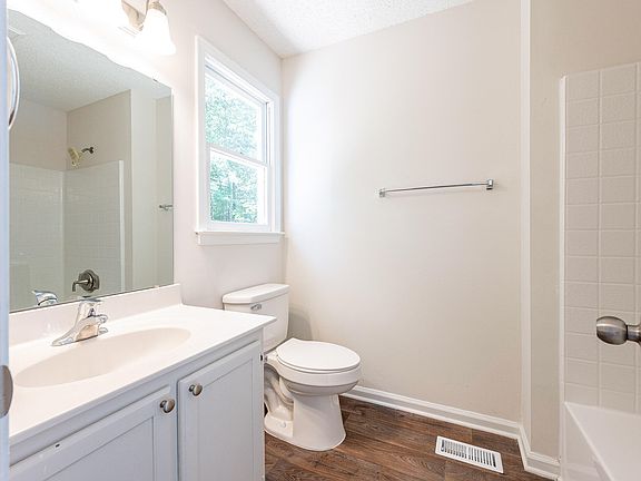 5th image of 11 Bentwood Pl