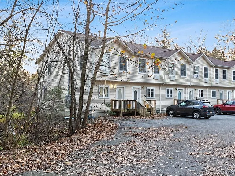 22 Lake Lodge Dr #1 — Photo 4