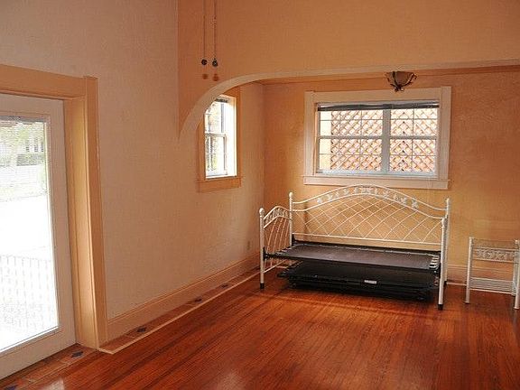 5th image of 105 21st Ave N