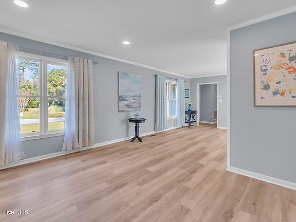 3rd image of 111 Tree Fern Drive