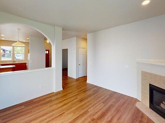 5th image of 1372 SE Newgate Dr
