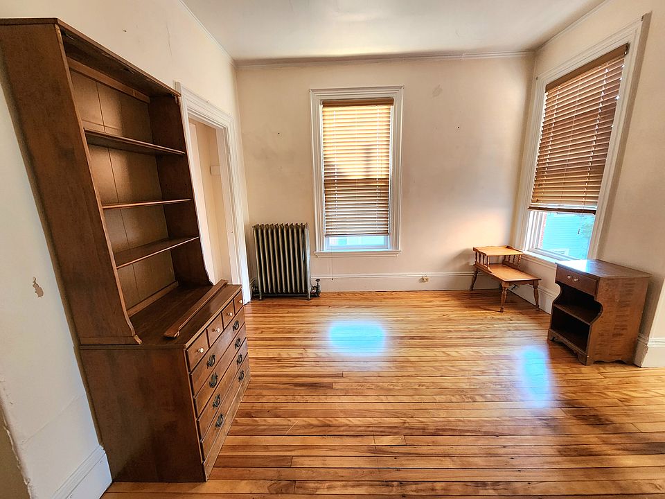 (Newly added furniture. This is optional, can be removed before move in if unwanted.)