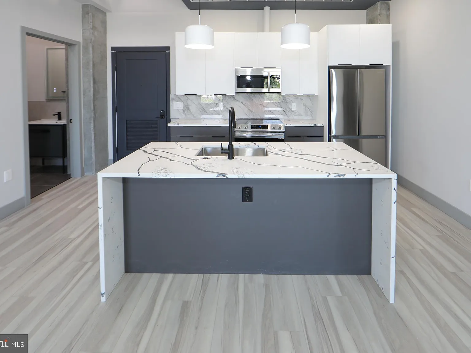 2 bed, 2.5 bath, 21396 sqft, $2,500 — Photo 3