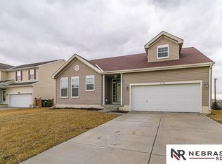 2102 Walnut Creek Dr, Papillion, NE 68046
