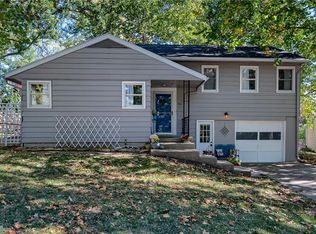 301 NE Park Cir, Kansas City, MO 64116
