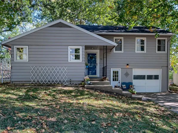 301 NE Park Cir, Kansas City, MO 64116