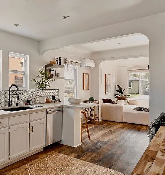 607 W 111th Pl — Photo 2