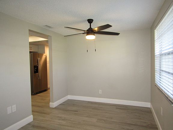 3rd image of 300 Parkside Dr