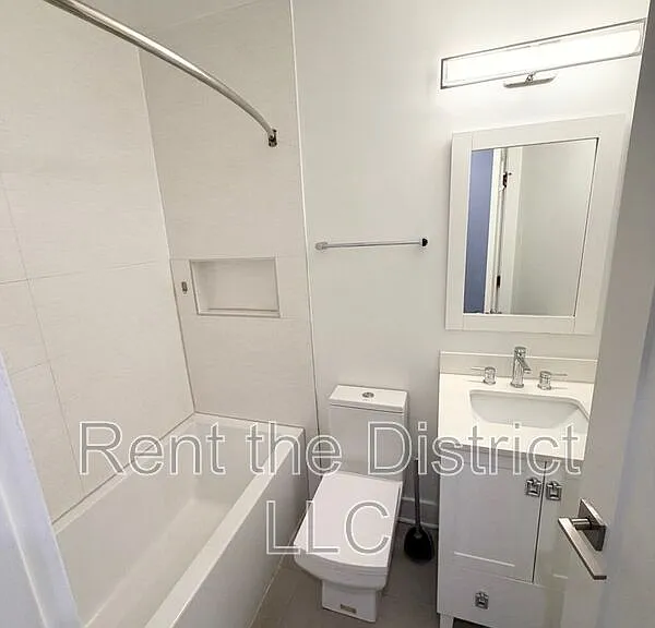 1605 F St NE #1 — Photo 8