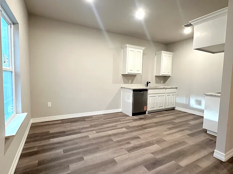 307 Harvard St — Photo 2