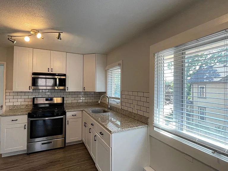 689 Lowry Ave NE #7 — Photo 8