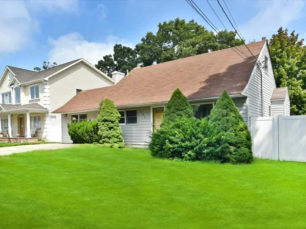 257 Maple St, Massapequa Park, NY 11762