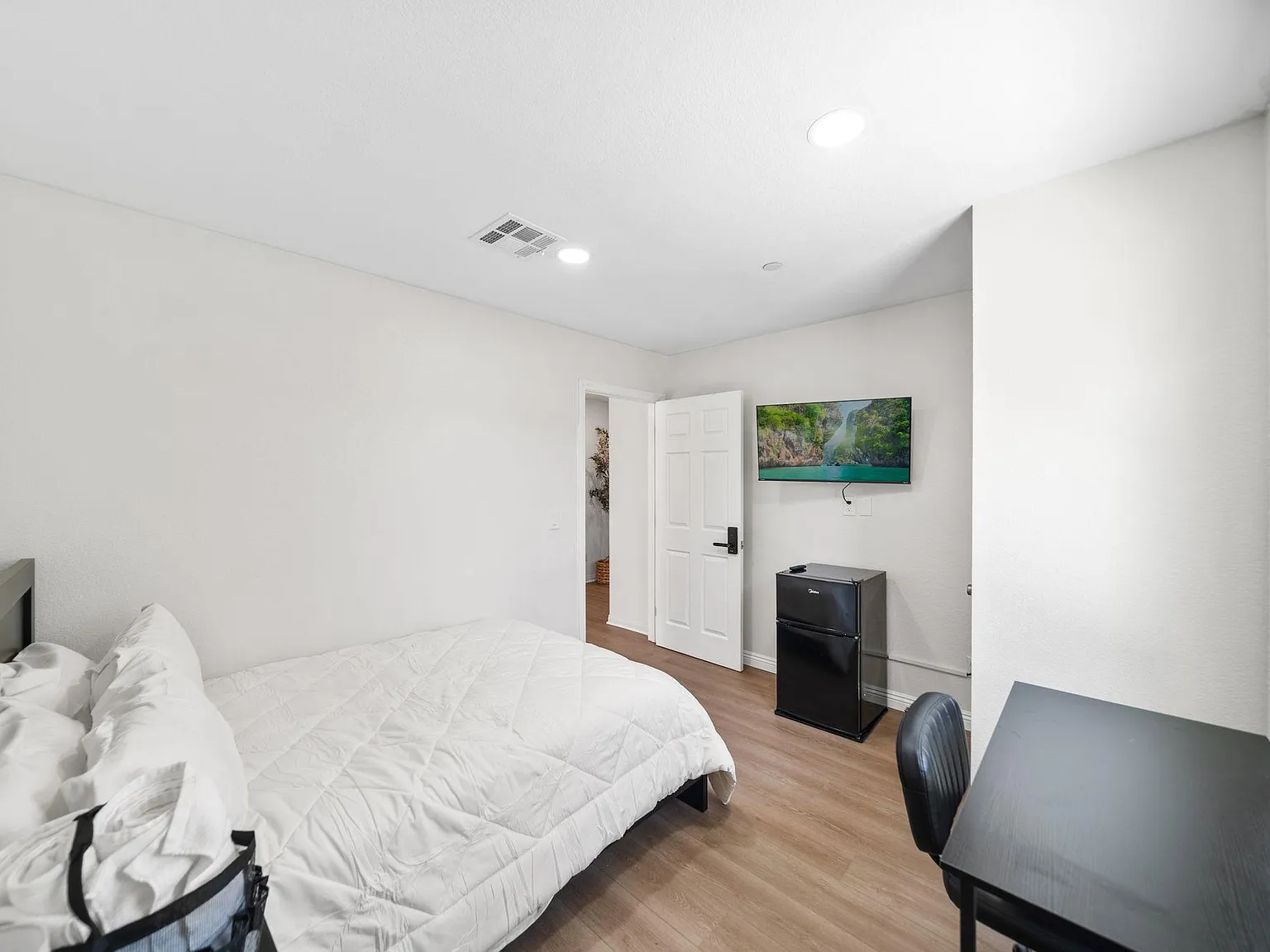 4 bed, 3.0 bath, 1853 sqft, $1,191 — Photo 2