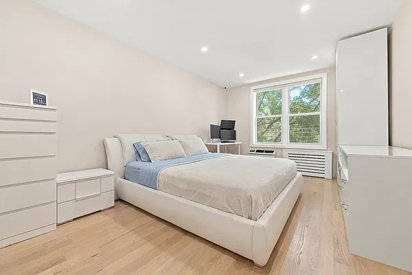 Bedroom, photo 2