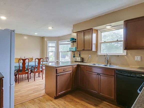 5th image of 495 Carriage Dr